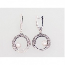 Sidabriniai auskarai ant cilindrinės spynos0