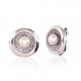 Sidabriniai auskarai ant cilindrinės spynos0