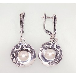 Sidabriniai auskarai ant cilindrinės spynos0